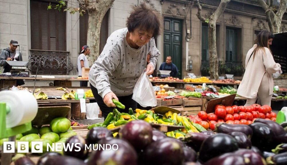 La baja en los precios de frutas y verduras por el aumento de la oferta es apenas un factor detrás de la caída histórica de la inflación en Uruguay.