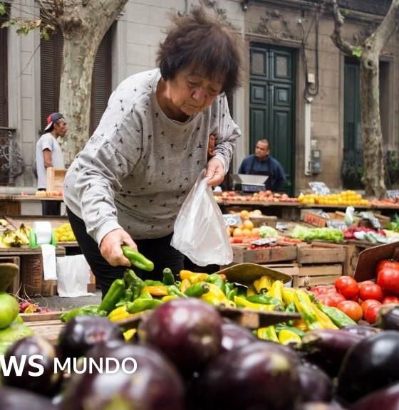 La baja en los precios de frutas y verduras por el aumento de la oferta es apenas un factor detrás de la caída histórica de la inflación en Uruguay.