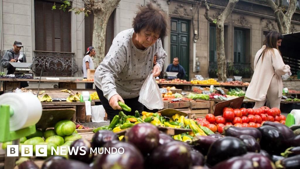 La baja en los precios de frutas y verduras por el aumento de la oferta es apenas un factor detrás de la caída histórica de la inflación en Uruguay.