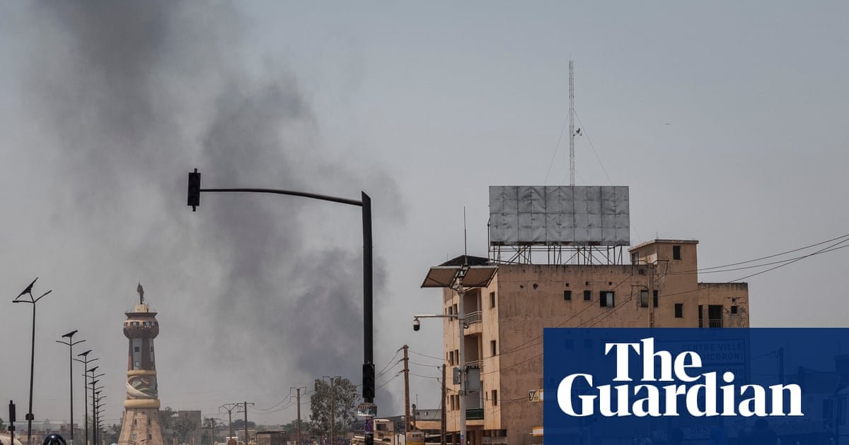 Se levanta humo en Bamako el domingo después de los ataques por parte de yihadistas y rebeldes separatistas. Foto: AFP/Getty Images