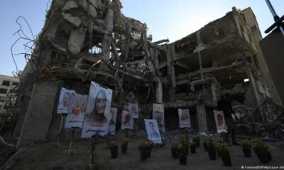 Rostros de víctimas civiles iraníes, junto a edificios destruidos por los bombardeos israelíes y estadounidenses en Teherán. (Archivo: 09.04.2026) Imagen: Farnood/SIPA/picture alliance
