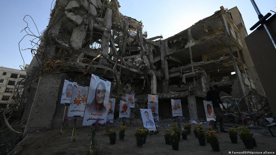Rostros de víctimas civiles iraníes, junto a edificios destruidos por los bombardeos israelíes y estadounidenses en Teherán. (Archivo: 09.04.2026) Imagen: Farnood/SIPA/picture alliance