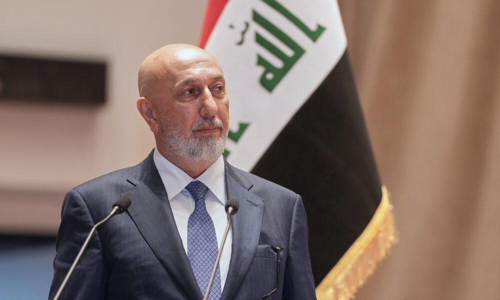 Nuevo presidente electo de Irak, Nizar Amidi, habla en el parlamento después de su elección en Bagdad, Irak, el 11 de abril de 2026 [Handout/Iraqi Parliament Media Office via AP]