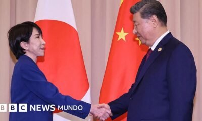 Sanae Takaichi saluda a Xi Jinping en octubre de 2025.