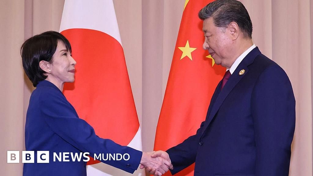 Sanae Takaichi saluda a Xi Jinping en octubre de 2025.