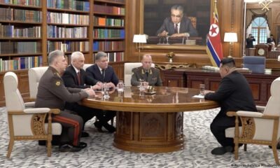 Kim Jong-un y el ministro de Defensa ruso Andréi Beloúsov, segundo de izquierda a derecha, con otros funcionarios rusos, durante la reunión en Pyongyang, Corea del Norte. (26.04.2026) Imagen: Russian Defence Ministry/REUTERS