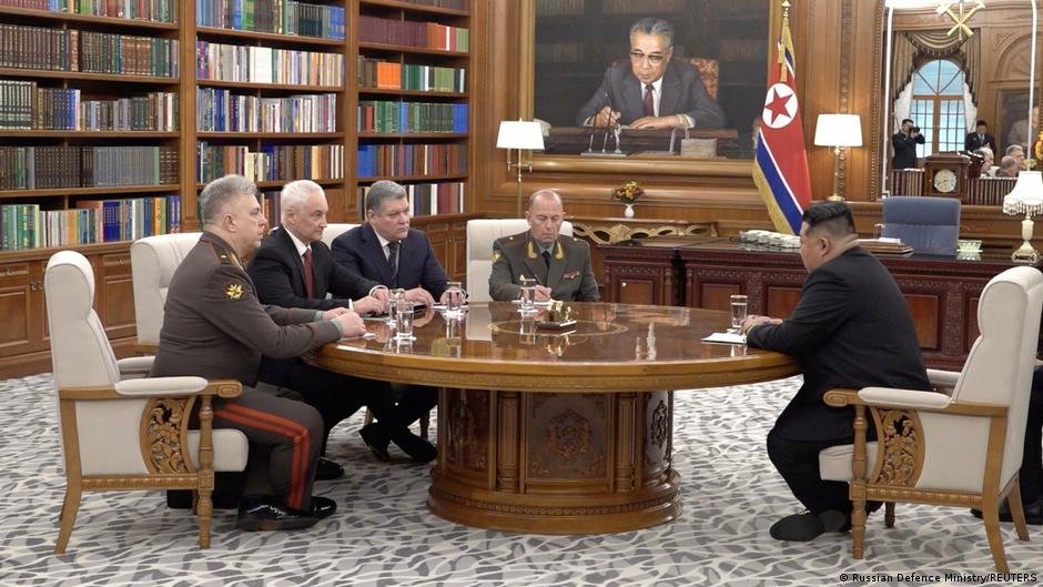 Kim Jong-un y el ministro de Defensa ruso Andréi Beloúsov, segundo de izquierda a derecha, con otros funcionarios rusos, durante la reunión en Pyongyang, Corea del Norte. (26.04.2026) Imagen: Russian Defence Ministry/REUTERS