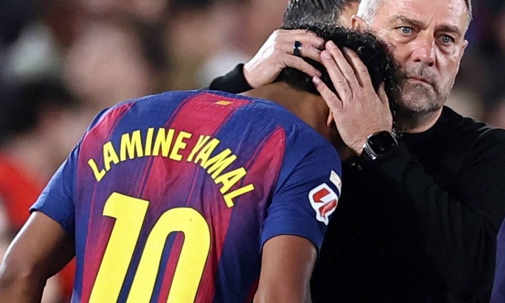 Entrenador alemán de Barcelona Hans-Dieter Flick abraza al delantero español de Barcelona Lamine Yamal mientras es sustituido debido a una lesión durante el partido de la liga española de fútbol contra Celta Vigo [Josep Lago/AFP]