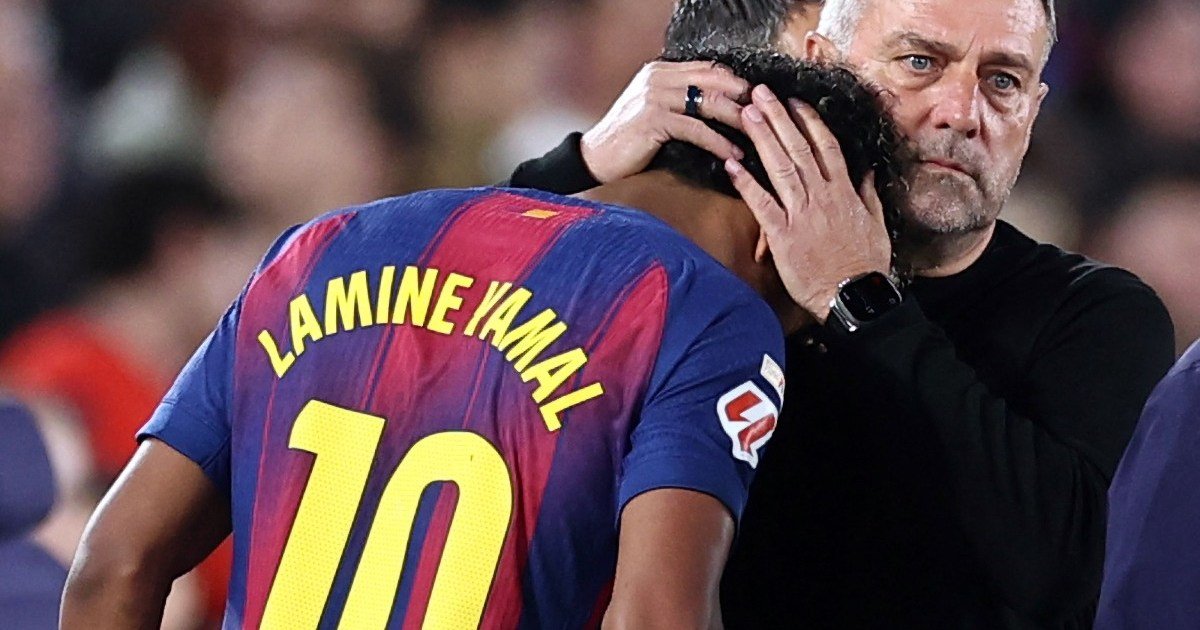 Entrenador alemán de Barcelona Hans-Dieter Flick abraza al delantero español de Barcelona Lamine Yamal mientras es sustituido debido a una lesión durante el partido de la liga española de fútbol contra Celta Vigo [Josep Lago/AFP]