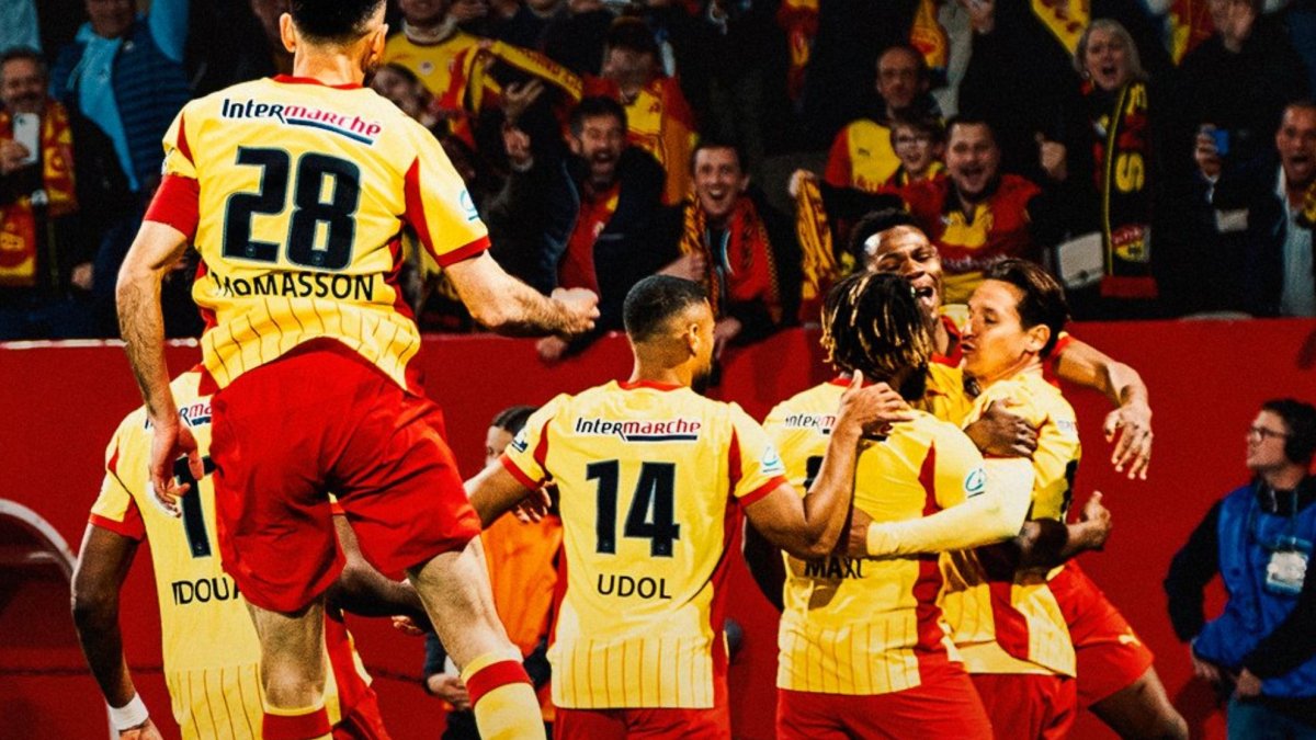 Los jugadores del Lens celebran uno de los goles ante el Toulouse @RCLens