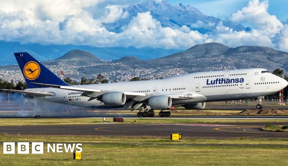 Un avión de Lufthansa aterrizando en el Aeropuerto de Ciudad de México