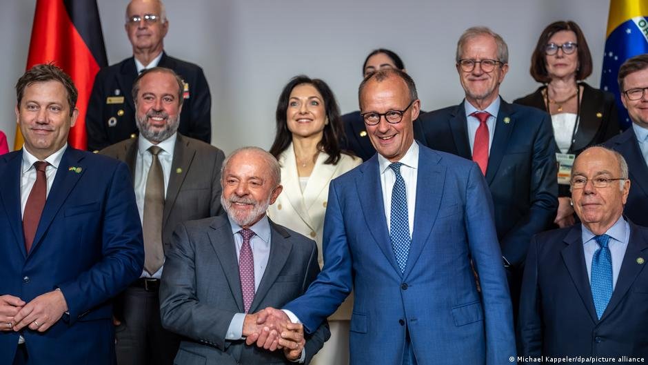 Lula y Merz junto a ministros de Alemania y Brasil, tras una reunión en Hannover. Imagen: Michael Kappeler/dpa/picture alliance