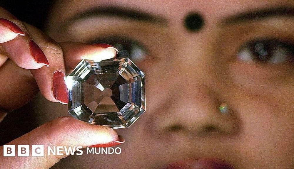 Una mujer sostiene una copia del diamante Koh-i-Noor.
