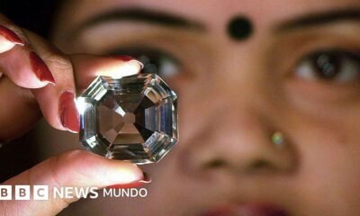 Una mujer sostiene una copia del diamante Koh-i-Noor.