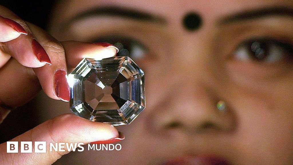 Una mujer sostiene una copia del diamante Koh-i-Noor.