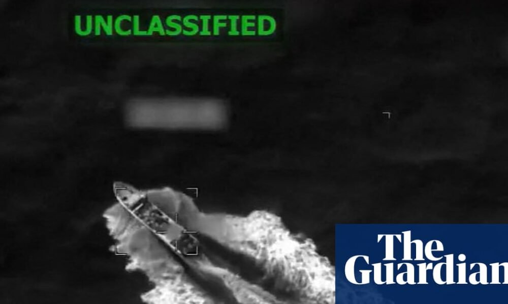 El ejército de los Estados Unidos informó que tres hombres murieron cuando atacaron una lancha 'implicada en operaciones de tráfico de drogas'. Foto: US Southern Command/AFP/Getty Images