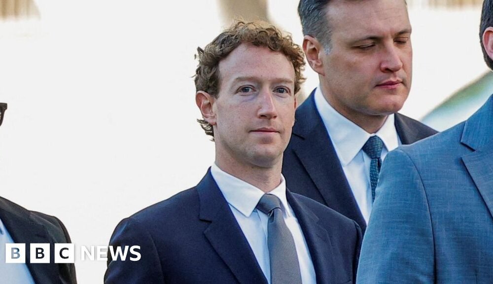 Mark Zuckerberg, cofundador y director ejecutivo de Meta, vistiendo un traje azul y corbata.