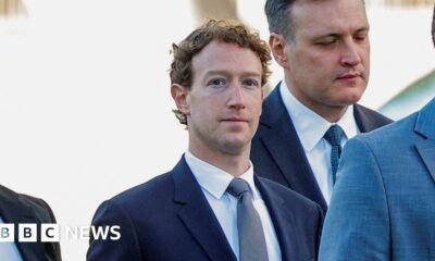 Mark Zuckerberg, cofundador y director ejecutivo de Meta, vistiendo un traje azul y corbata.