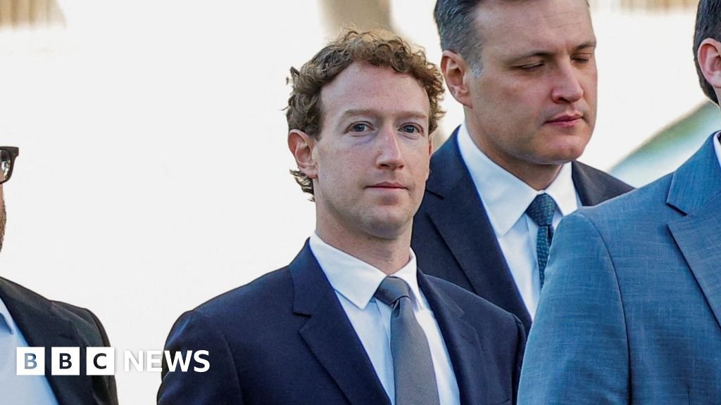 Mark Zuckerberg, cofundador y director ejecutivo de Meta, vistiendo un traje azul y corbata.