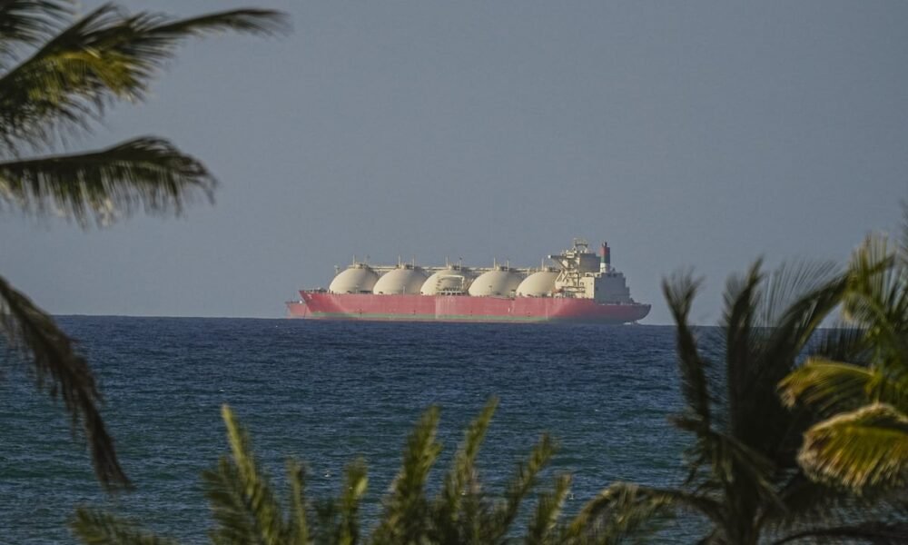 Un buque se dirigía al estrecho de Ormuz el pasado 8 de abril, tras el alto el fuego temporal de dos semanas alcanzado entre Estados Unidos e Irán. Anadolu (Anadolu via Getty Images)