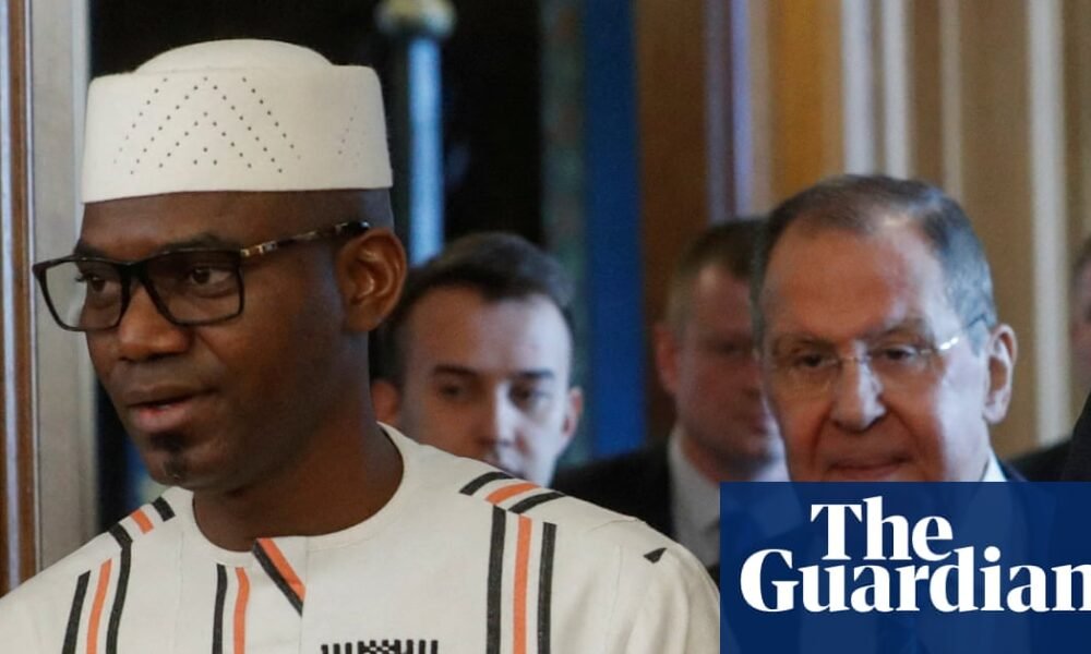 Sadio Camara, izquierda, con el ministro de Relaciones Exteriores de Rusia, Serguei Lavrov, en Moscú en febrero de 2024. Foto: Maxim Shipenkov/Reuters