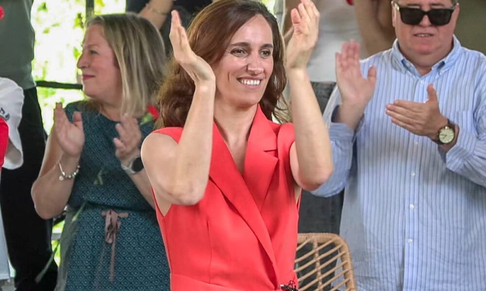La ministra de Sanidad, Mónica García, este sábado en el auditorio del parque Paraíso del madrileño barrio de San Blas-Canillejas. Foto: EFETV (EFE)