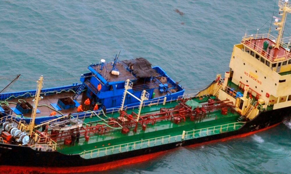 El petrolero norcoreano Yu Jong 2 y el Min Ning De You 078 junto al lado uno del otro en el Mar de China Oriental en 2018, en lo que se sospechaba era una transferencia de combustible de barco a barco [Foto: handout/Ministerio de Defensa de Japón vía AP Photo]