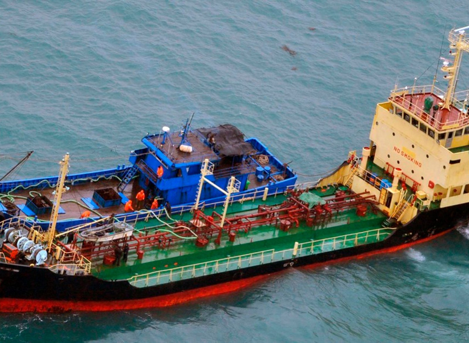 El petrolero norcoreano Yu Jong 2 y el Min Ning De You 078 junto al lado uno del otro en el Mar de China Oriental en 2018, en lo que se sospechaba era una transferencia de combustible de barco a barco [Foto: handout/Ministerio de Defensa de Japón vía AP Photo]