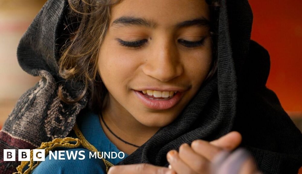 "Los demás niños no juegan conmigo desde que me infectaron con VIH", dice Asma. El estigma puede hacerles la vida difícil a quienes están contagiados.