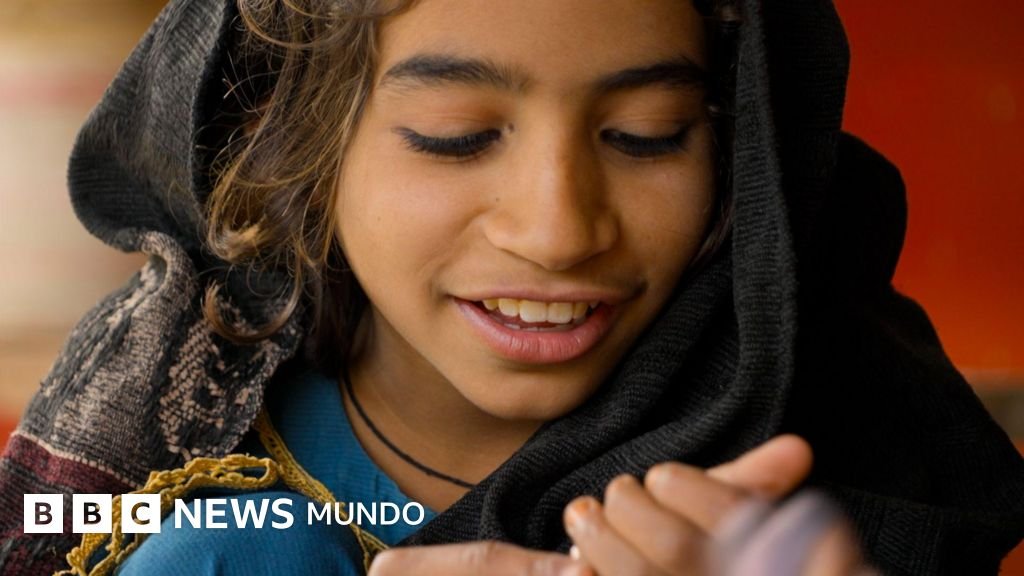 "Los demás niños no juegan conmigo desde que me infectaron con VIH", dice Asma. El estigma puede hacerles la vida difícil a quienes están contagiados.