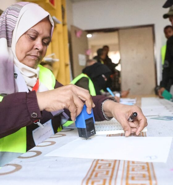 Un oficial electoral palestino registra votantes antes de que estos emitan su voto en una estación electoral durante las elecciones municipales en Deir el-Balah [AFP]