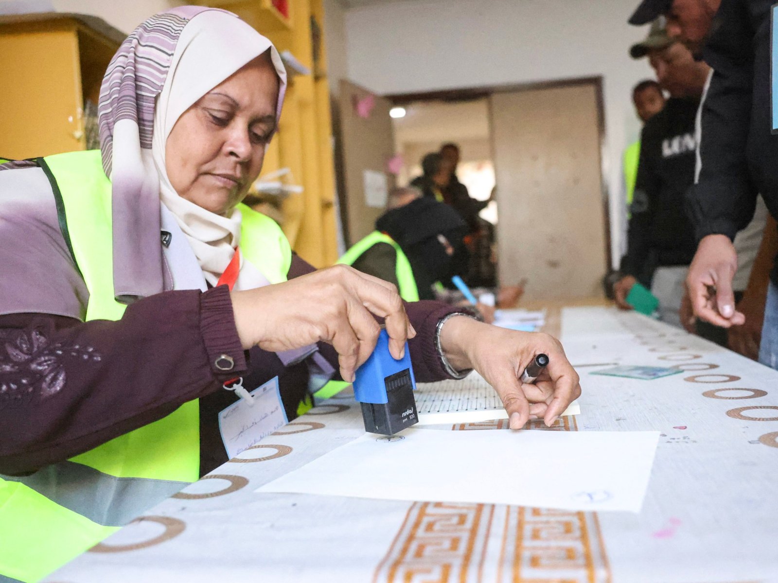 Un oficial electoral palestino registra votantes antes de que estos emitan su voto en una estación electoral durante las elecciones municipales en Deir el-Balah [AFP]