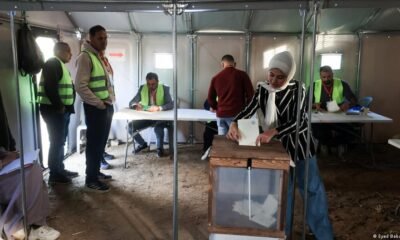 Una mujer palestina emite su voto durante las elecciones municipales en Deir el-Balah, Franja de Gaza. (25.04.2026) Imagen: Eyad Baba/AFP