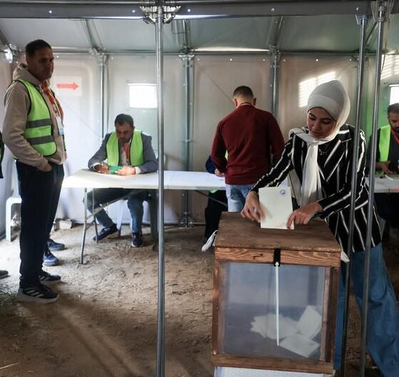 Una mujer palestina emite su voto durante las elecciones municipales en Deir el-Balah, Franja de Gaza. (25.04.2026) Imagen: Eyad Baba/AFP