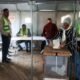 Una mujer palestina emite su voto durante las elecciones municipales en Deir el-Balah, Franja de Gaza. (25.04.2026) Imagen: Eyad Baba/AFP