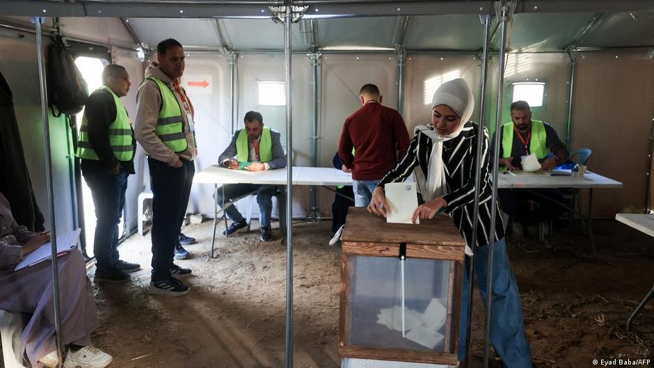 Una mujer palestina emite su voto durante las elecciones municipales en Deir el-Balah, Franja de Gaza. (25.04.2026) Imagen: Eyad Baba/AFP