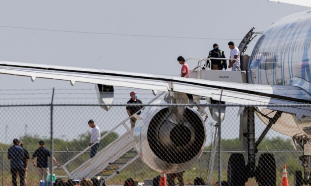 Migrantes encadenados desembarcan de un avión en el aeropuerto internacional Valley en Harlingen, Texas, el 31 de agosto de 2025 [Michael Gonzalez/AP Photo]