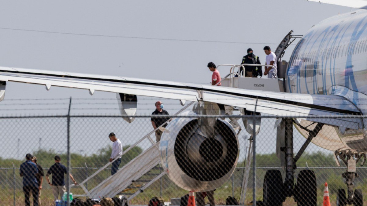 Migrantes encadenados desembarcan de un avión en el aeropuerto internacional Valley en Harlingen, Texas, el 31 de agosto de 2025 [Michael Gonzalez/AP Photo]