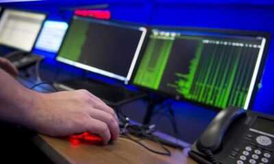 Empleados de Hewlett Packard trabajan en el centro cibernético de defensa de HP en Boeblingen, Alemania [Foto: Daniel Naupold/EPA]