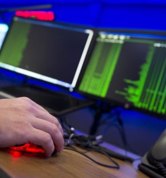 Empleados de Hewlett Packard trabajan en el centro cibernético de defensa de HP en Boeblingen, Alemania [Foto: Daniel Naupold/EPA]