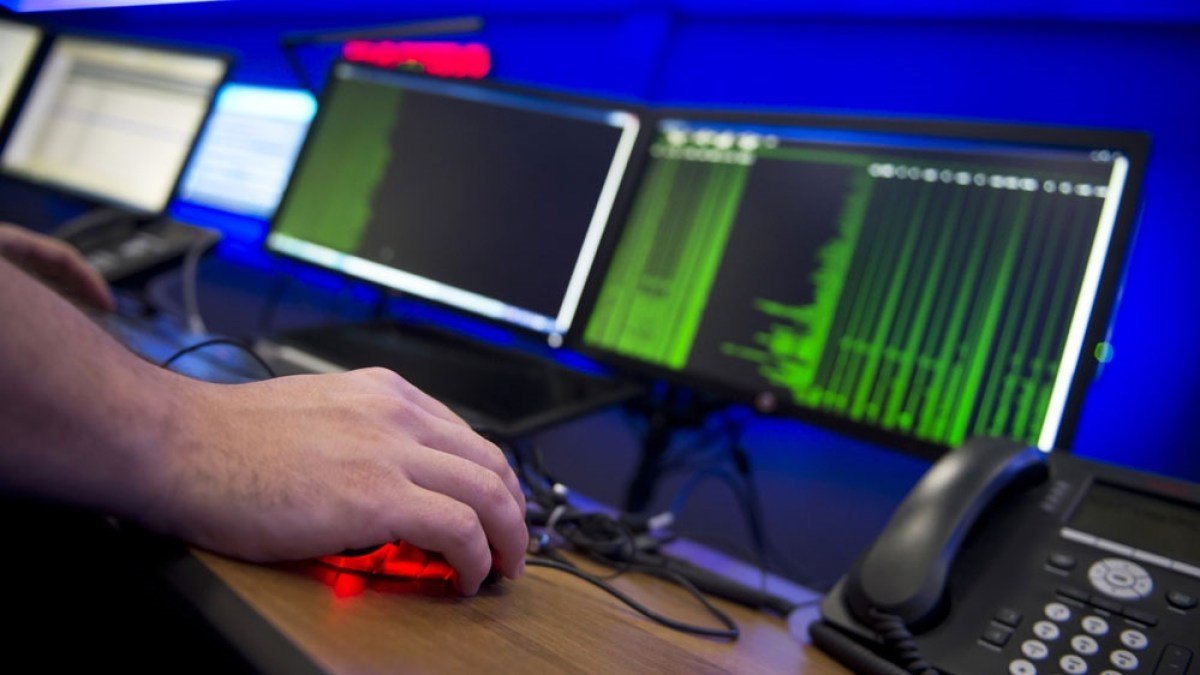 Empleados de Hewlett Packard trabajan en el centro cibernético de defensa de HP en Boeblingen, Alemania [Foto: Daniel Naupold/EPA]