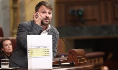 El diputado de Compromís Alberto Ibáñez exhibe una fotocopia de los 'papeles de Bárcenas' durante el debate sobre urbanismo, este martes en el Congreso. Eduardo Parra (Europa Press)
