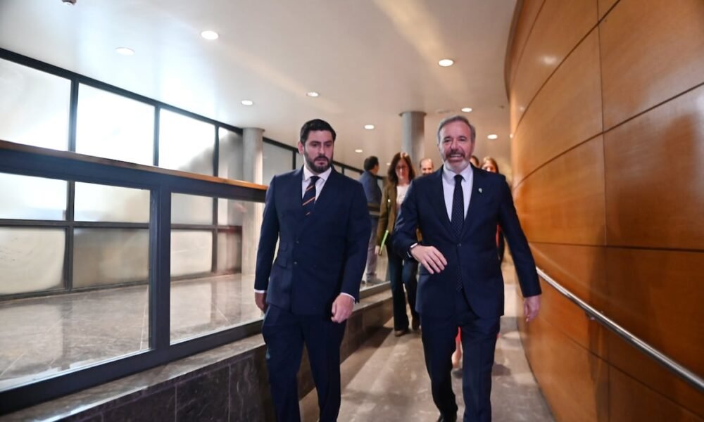 El líder de VOX en Aragón, Alejandro Nolasco, y el presidente en funciones de Aragón, Jorge Azcón, este miércoles. En vídeo, Nolasco reconoce que el baremo de la nacionalidad no está incluído. Foto: RAMÓN COMET (EP) | Vídeo: EPV