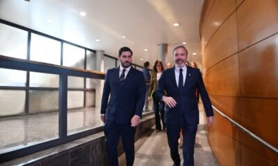 El líder de VOX en Aragón, Alejandro Nolasco, y el presidente en funciones de Aragón, Jorge Azcón, este miércoles. En vídeo, Nolasco reconoce que el baremo de la nacionalidad no está incluído. Foto: RAMÓN COMET (EP) | Vídeo: EPV