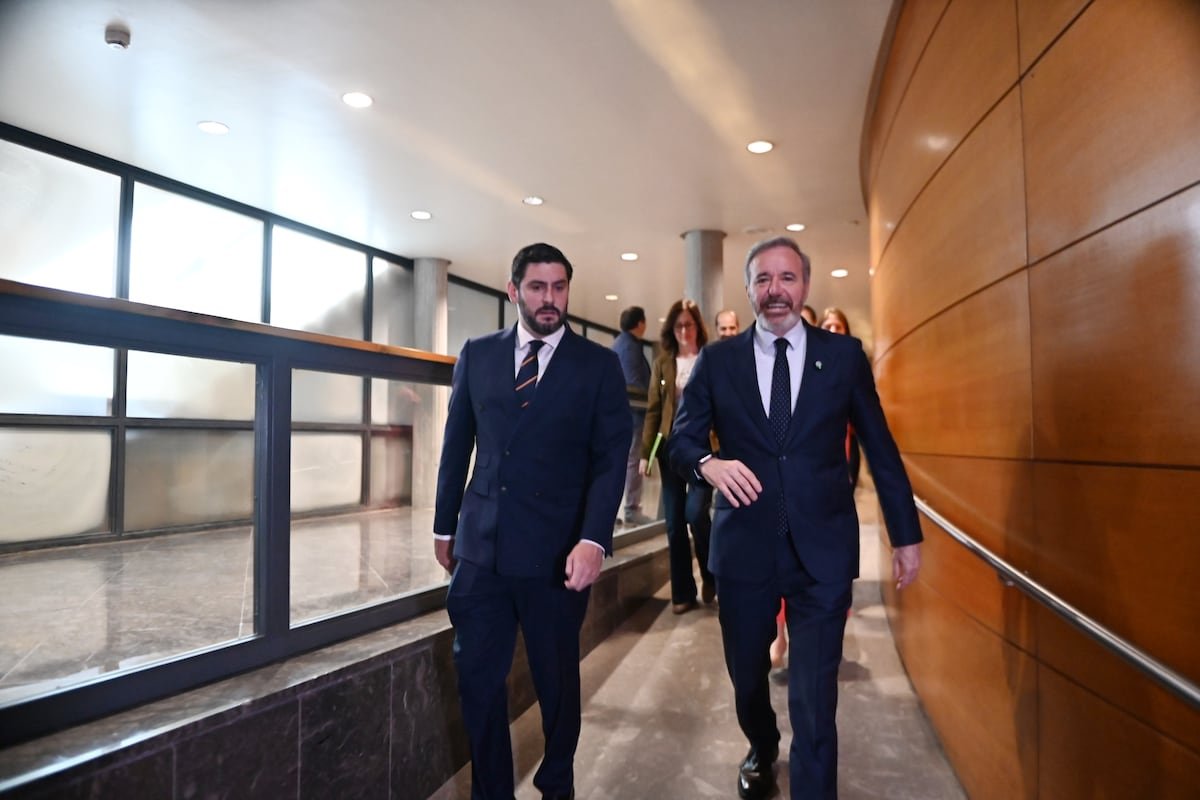 El líder de VOX en Aragón, Alejandro Nolasco, y el presidente en funciones de Aragón, Jorge Azcón, este miércoles. En vídeo, Nolasco reconoce que el baremo de la nacionalidad no está incluído. Foto: RAMÓN COMET (EP) | Vídeo: EPV