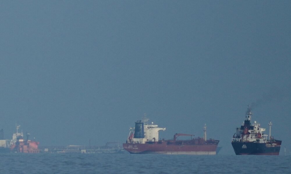 Tanqueros y barcos de carga se alinean en el Estrecho de Ormuz como visto desde Khor Fakkan, Emiratos Árabes Unidos, el 11 de marzo de 2026 [Altaf Qadri/AP Photo]