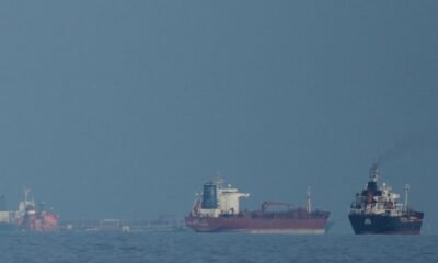 Tanqueros y barcos de carga se alinean en el Estrecho de Ormuz como visto desde Khor Fakkan, Emiratos Árabes Unidos, el 11 de marzo de 2026 [Altaf Qadri/AP Photo]