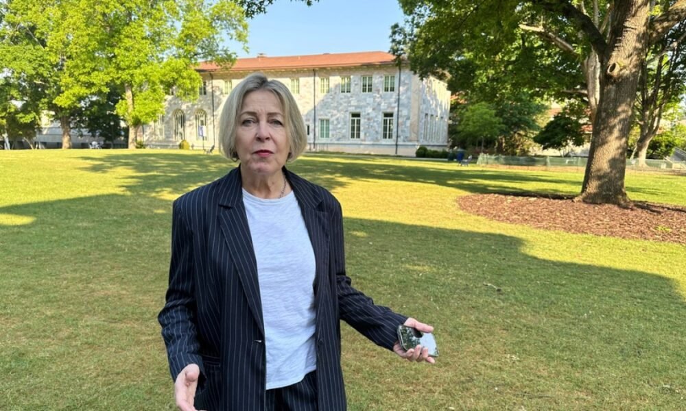Noelle McAfee, una profesora de la Universidad Emory, habla sobre su demanda contra la escuela en Atlanta, Georgia, el 23 de abril de 2026 [Jeff Amy/AP Photo]