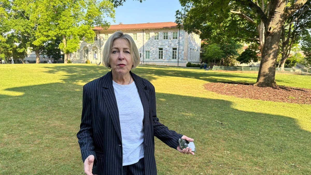 Noelle McAfee, una profesora de la Universidad Emory, habla sobre su demanda contra la escuela en Atlanta, Georgia, el 23 de abril de 2026 [Jeff Amy/AP Photo]