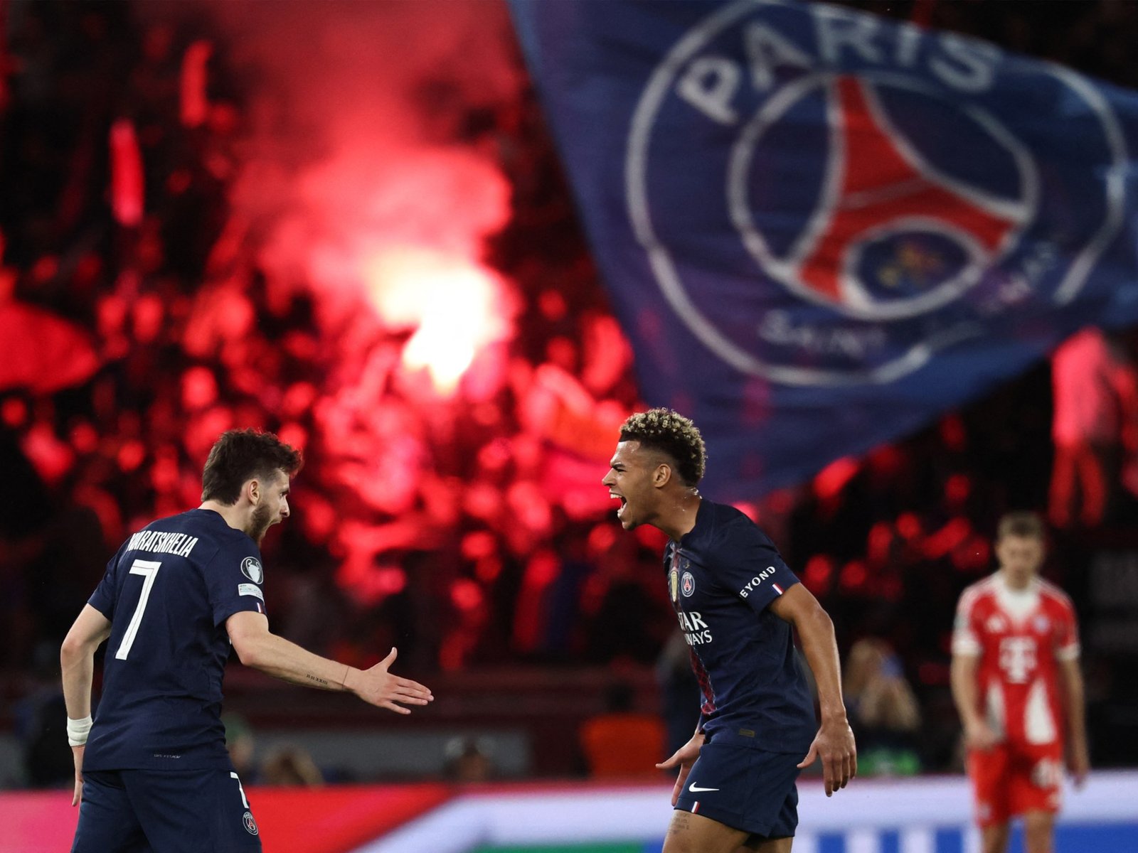 Paris Saint Germain's georgiano delantero Khvicha Kvaratskhelia anotó dos goles contra Bayern Munich en la ida de los cuartos de final de la UEFA Champions League [Anne-Christine Poujoulat/AFP]